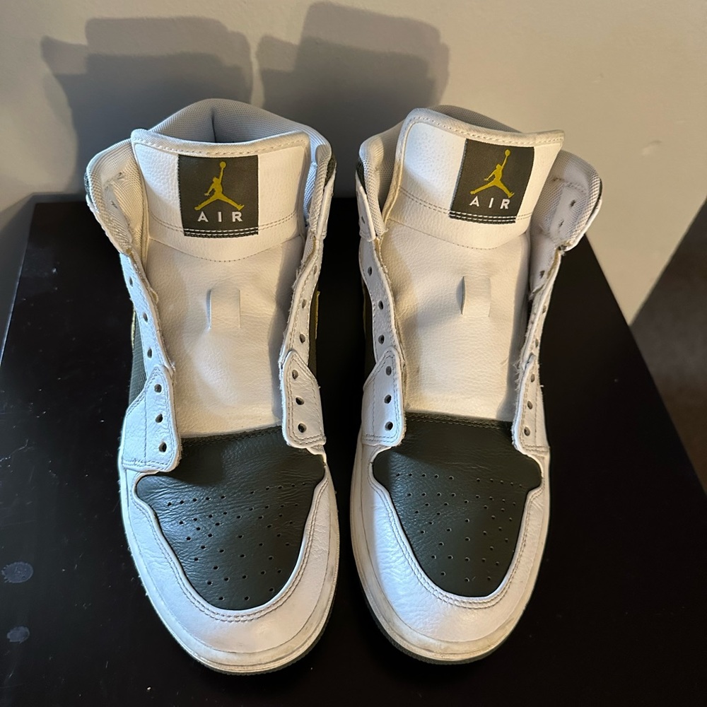 Jordan 1s size 9